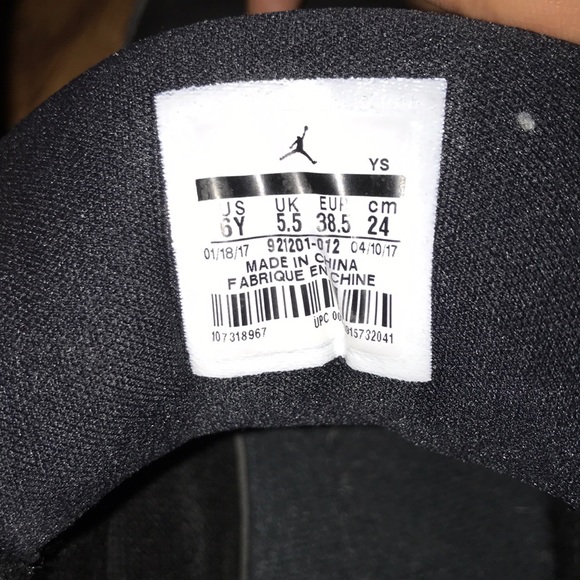 Jordan Basketball shoe black and white - Picture 3 of 5